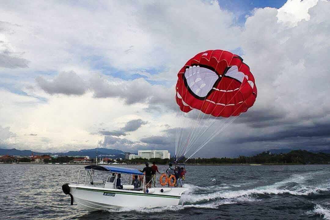 Titong Parasailing
